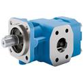 gear pump
Commodity number: 84136031
Net weight position: 18.050 kg
materials
Material housing cast iron EN-GJL 250
Material end cover cast iron EN-GJL 250
Gearbox material Steel, case-hardened
Material seals NBR
Shaft seal Radial shaft seal
Storage Multi-layer plain bearing P10
product data
Geometric delivery volume 25.10 cm³/r
Direction of rotation clockwise (view of shaft end)
Mounting type DIN flange
Outlay storage no
Line connection threaded connection G 1"
Shaft end cylindrical ø 14mm
integrated valve no
Any installation position
Specific Dates
Operating pressure (suction side) -0.4...+6 bar (max 750 rpm), -0.4...+5 bar (max 1000 rpm)
-0.4...+4 bar (max 1500 rpm),-0.4...+3 bar (max 2000 rpm)
-0.4...+2 bar (max 3000 rpm), -0.4...+1.5 bar (max 3600 rpm)
max. operating pressure (pressure side) 25 bar
(depending on viscosity, speed and drive power)
Equipment temperature -20°C...+90°C
Ambient temperature -20°C...+60°C
Minimum viscosity 1.4 mm²/s (max. 3 bar)
6 mm²/s (max. 12 bar)
12 mm²/s (max. operating pressure)
Maximum viscosity dependent on intake conditions, speed and
drive power
Speed ​​range 200...3600 rpm
(depending on pressure, viscosity and drive power)